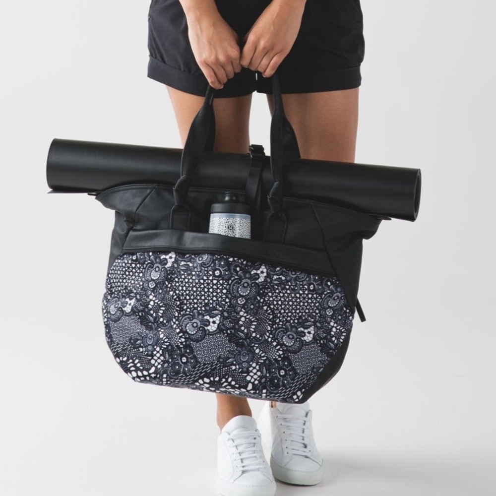 Lululemon Athletica Extra Large 21” Multicolore Tote/Duffle/Gym Bag Navy/Black